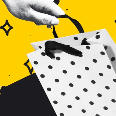 the shopping bag on a balck and yellow background
